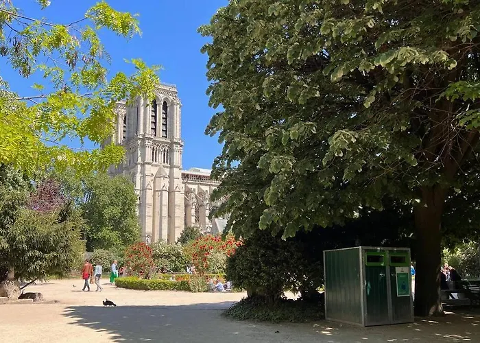Апартаменты Rooftop Triplex With Garden At Notre Dame