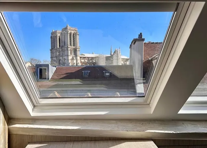 Апартаменты Rooftop Triplex With Garden At Notre Dame