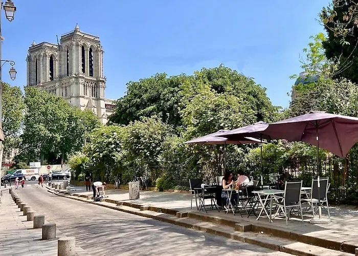 Апартаменты Rooftop Triplex With Garden At Notre Dame Париж