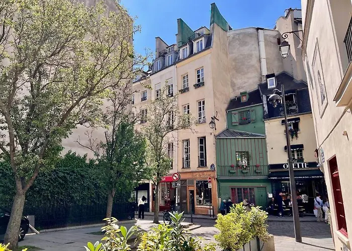 Апартаменты Rooftop Triplex With Garden At Notre Dame *