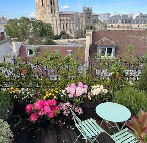 Rooftop Triplex With Garden At Notre Dame Appartamento